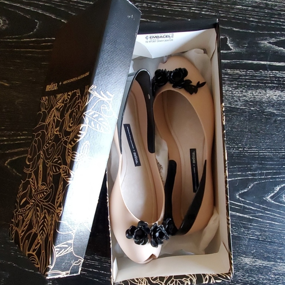 Melissa shoes beige and black very cute. - Picture 2 of 8